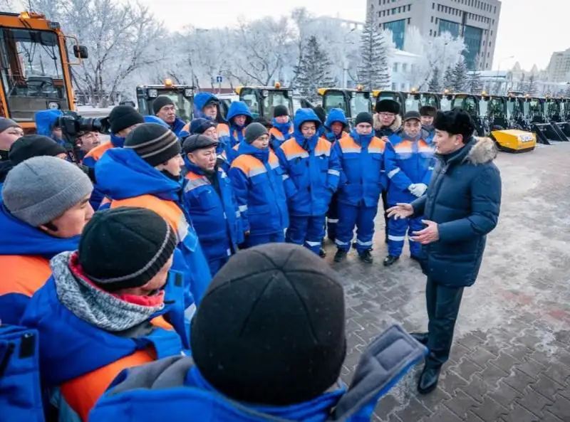 Увеличение зарплаты и новая спецтехника: как в столице улучшают условия труда коммунальщиков