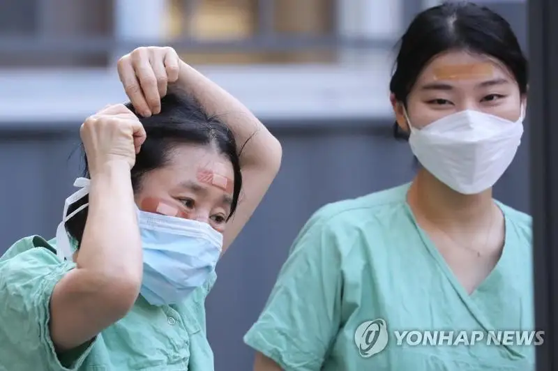 В Южной Корее выявлено 438 новых случаев заражения коронавирусом