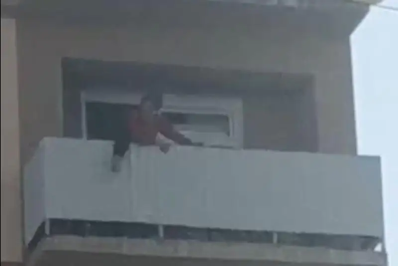 Полицейские Туркестана спасли женщину от прыжка с пятого этажа