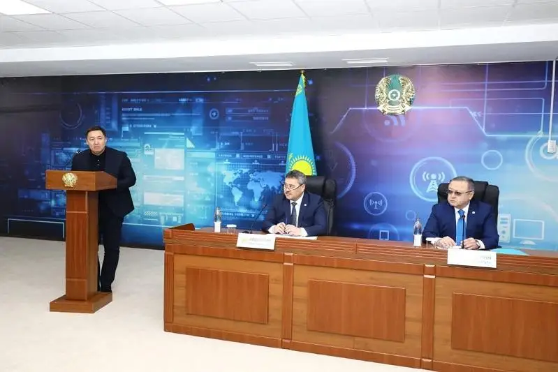 На горы снега и гололед на тротуарах жалуются актюбинцы