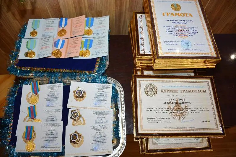 Нагрудные знаки, медали и грамоты вручили полицейским СКО