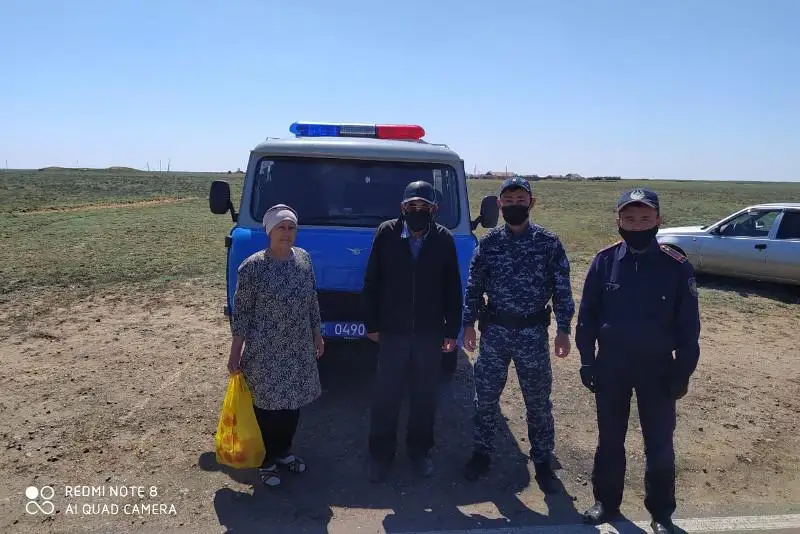 Айраном и мясом угощает пенсионер полицейских на блокпосту в Костанайской области