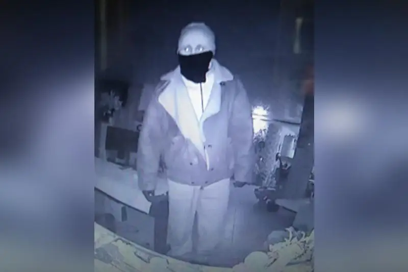 Грабителя в маске разыскивает полиция Алматы