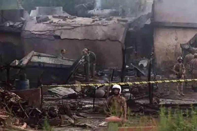 18 человек погибли в результате крушения военного самолета в Пакистане