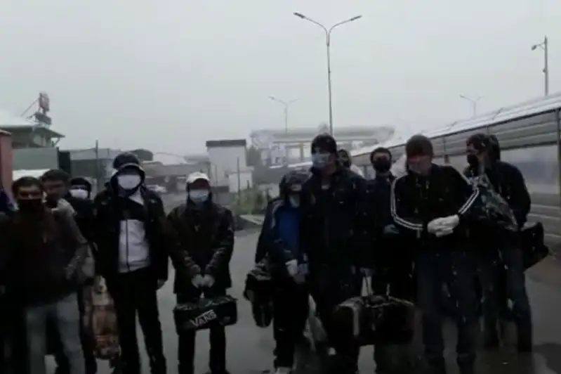 Застрявшим на границе 700 узбекистанцам помогла полиция Туркестанской области