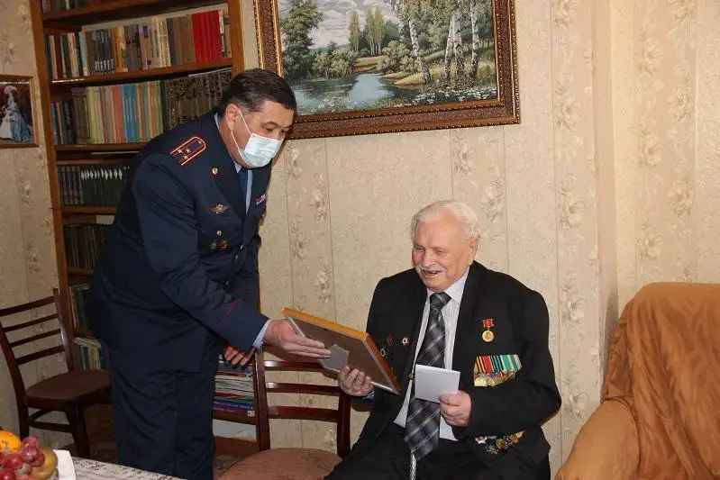 94-летнего ветерана ВОВ поздравил начальник ДП Актюбинской области
