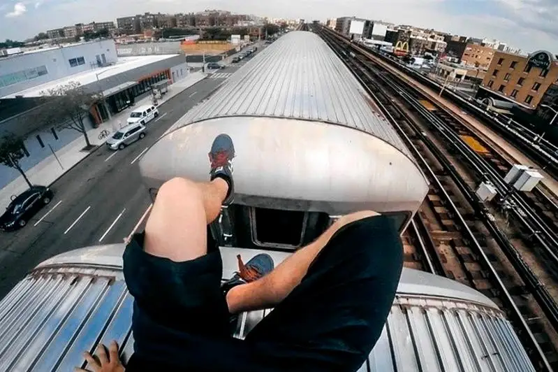 Сильные ожоги стали расплатой 20-летнего жителя Шу за фото на вагоне-цистерне