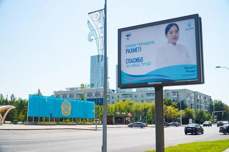 Фотографии врачей-борцов с COVID-19 появились на билбордах в столице