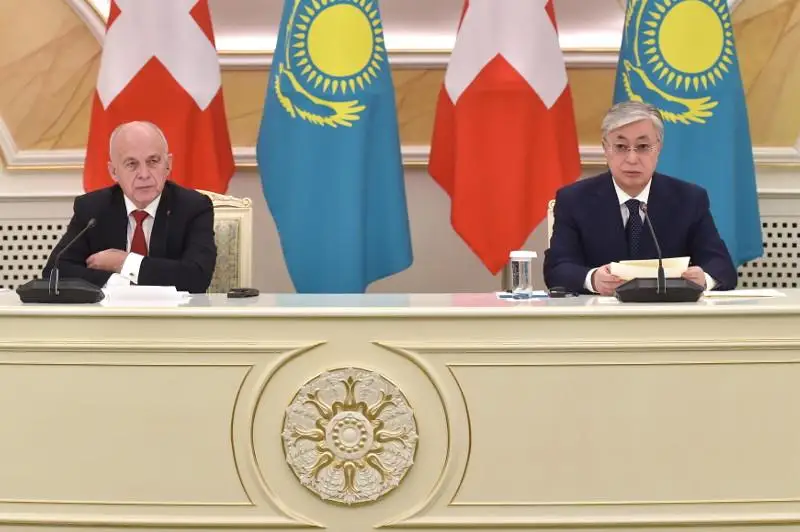 Президенты Казахстана и Швейцарии выступили на брифинге для СМИ