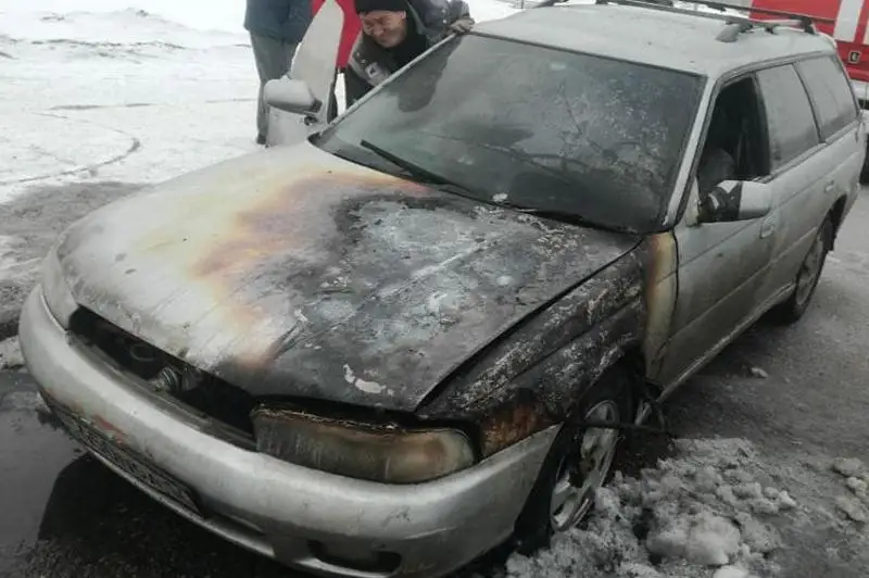 Автомобиль загорелся во время движения в Усть-Каменогорске