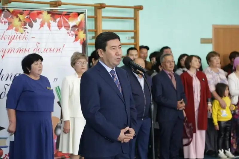 Аким Карагандинской области поздравил школьников с Днём знаний