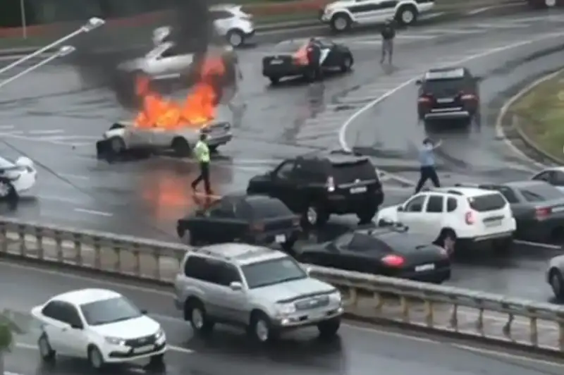 Горящая машина врезалась в патрульное авто в Алматы: на месте обнаружен труп водителя