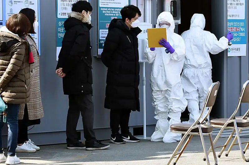 Южная Корея депортировала 17 иностранцев за нарушение правил самоизоляции