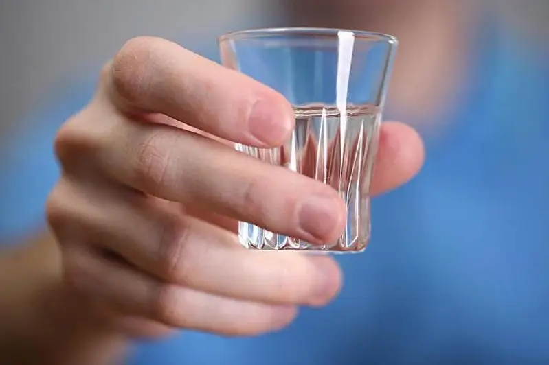 Водка убивает вирус — фейковое «заявление» главы Роспотребнадзора распространяют в казахстанских соцсетях