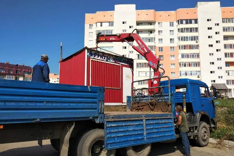 В Усть-Каменогорске демонтируют нелегальные киоски и рекламные конструкции