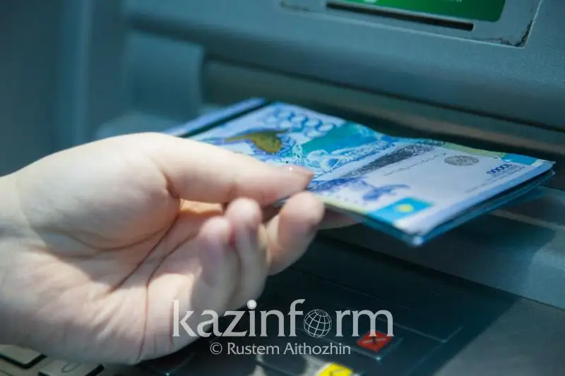 Снял деньги с карточки пенсионерки под предлогом помощи житель Усть-Каменогорска