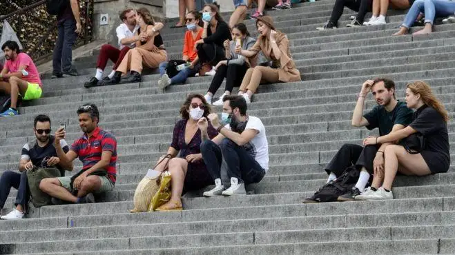 Коронавирус в мире: Париж снова в масках, Ангела Меркель предупреждает о трудной зиме