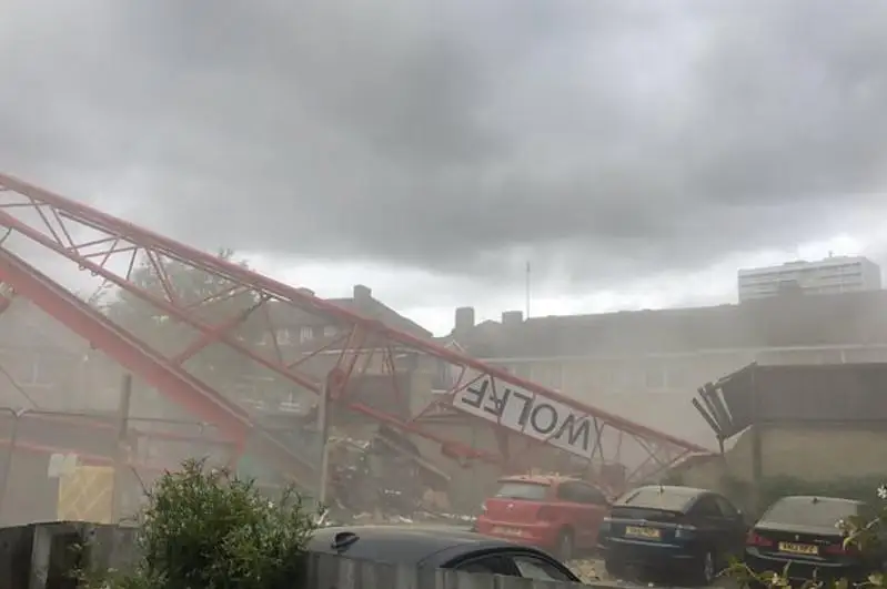 В Лондоне кран обрушился на жилые дома, есть жертвы и пострадавшие