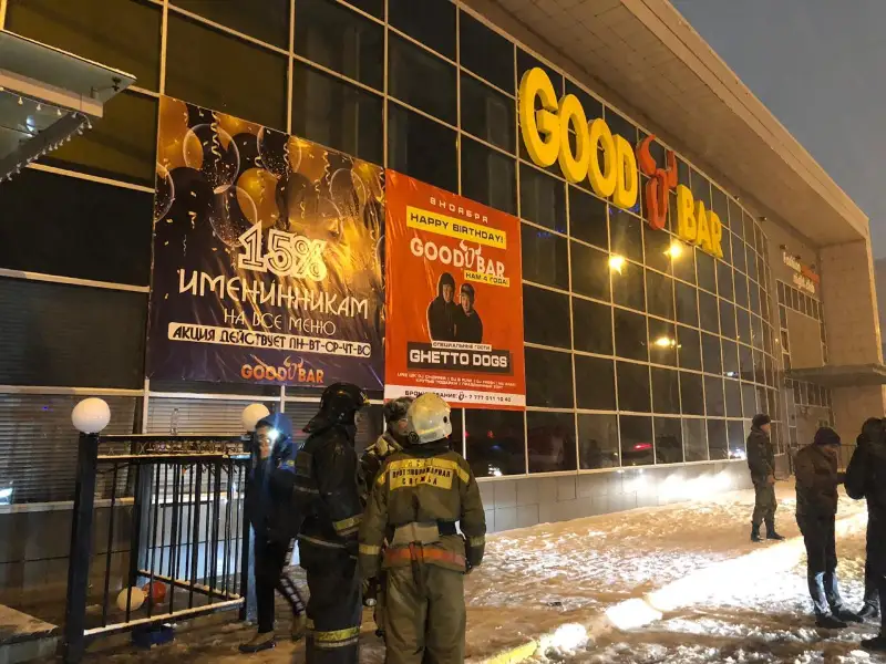 Восемь человек спасли при пожаре в баре в столице