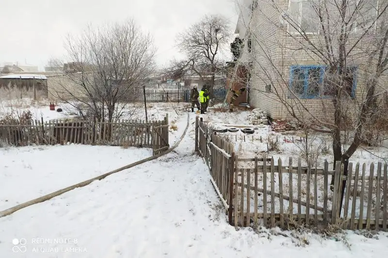 Пять газбаллонов вынесли из горящей квартиры огнеборцы в Семее