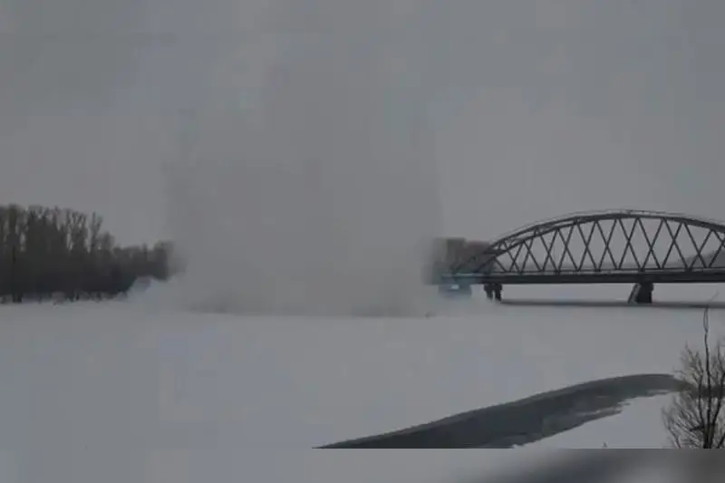 Лед начали взрывать на реках  в Восточном Казахстане