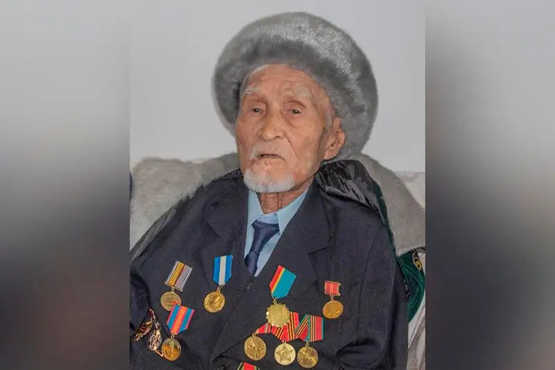 Военный оркестр сыграл на вековом юбилее ветерана в Шымкенте