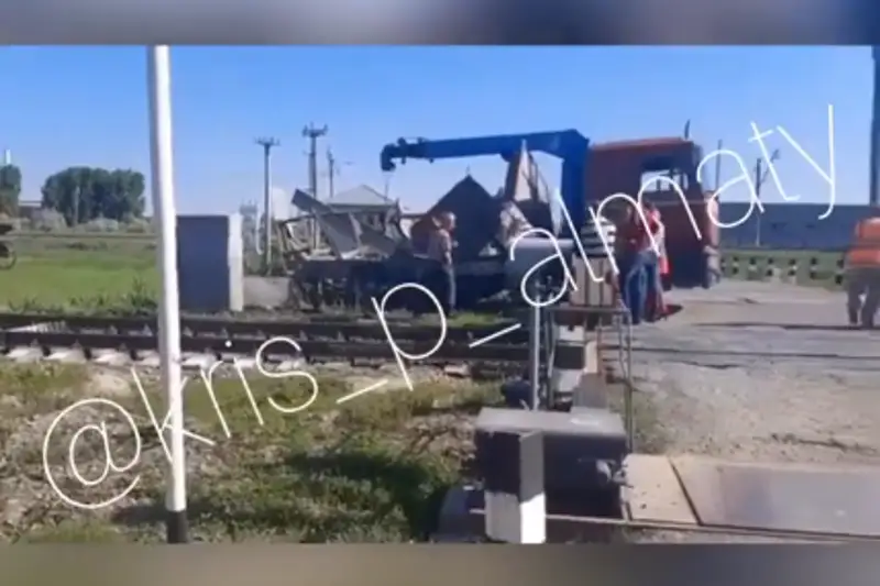 Дрезина столкнулась с грузовиком на переезде в Алматинской области