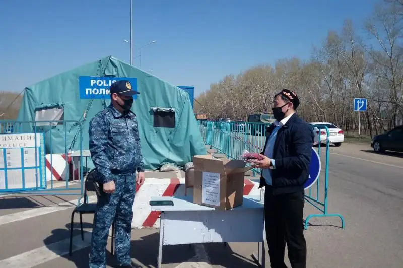 #БiзБiргемiз: продуктовые корзины и маски раздали на блокпостах в СКО