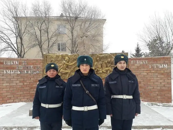 Заблудился по дороге из детсада домой: гвардейцы вернули матери ребенка в Актобе