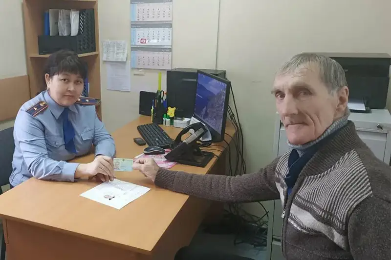 35 лет без документов: полицейские ВКО помогли мужчине получить удостоверение личности