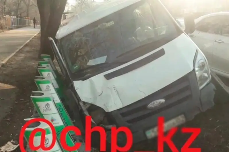 Обе ноги ампутировали женщине, сбитой на остановке в Алматы