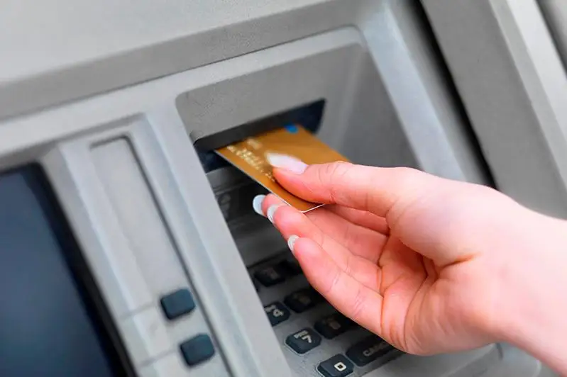 Жительница Арыси сняла с карточки соседки деньги и оформила на нее три кредита