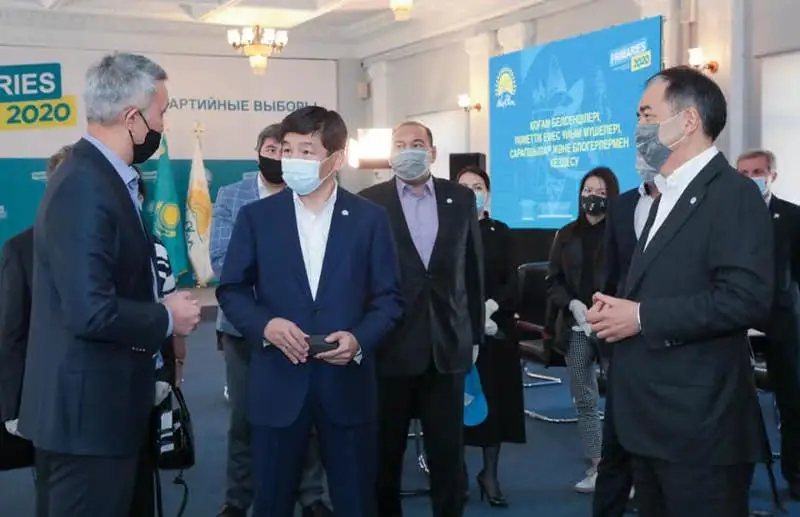 Бауыржан Байбек встретился в представителями общественности и НПО Алматы