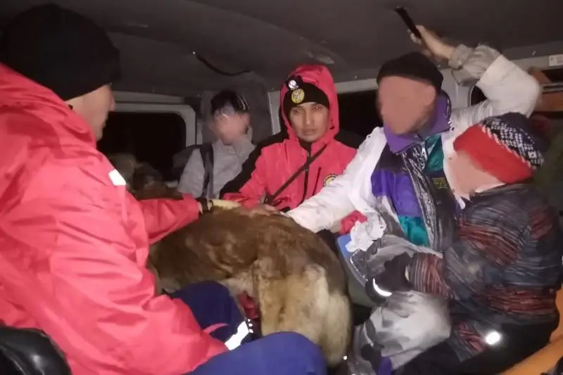 Двое мужчин с маленькими детьми едва не замерзли в горах Алматы