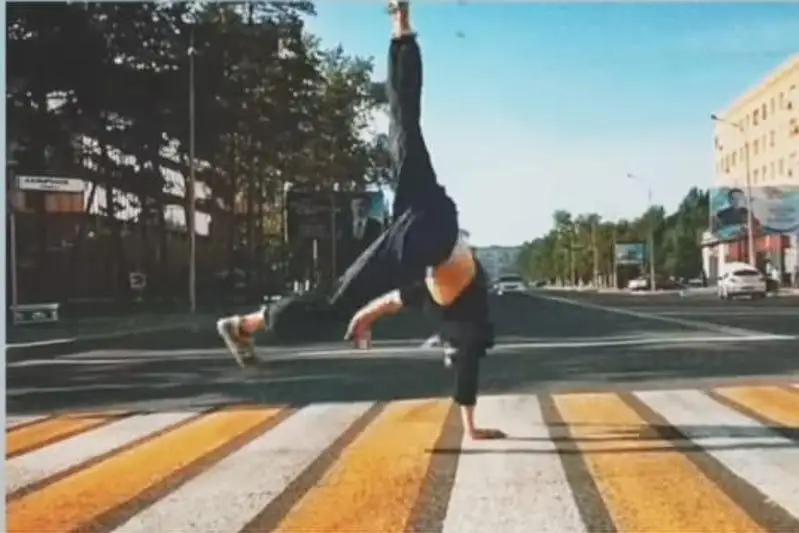 За танец на «зебре» оштрафован парень в Павлодаре