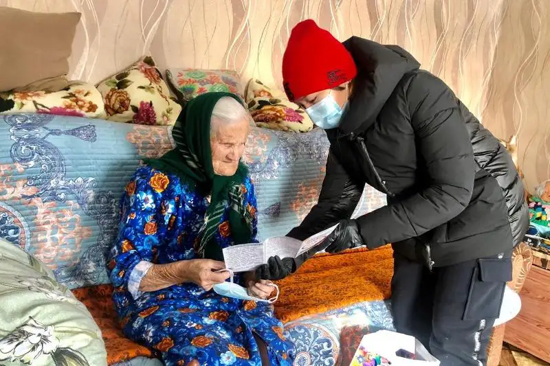 Как карагандинские волонтеры помогают пожилым сельчанам защититься от коронавируса