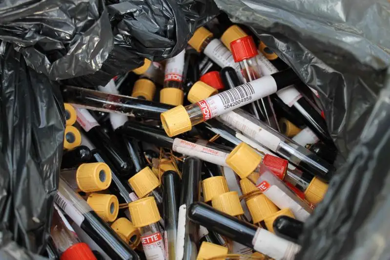 Алматинцев попросили собирать медотходы в отдельные пакеты