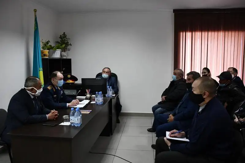 Акмолинские полицейские обучают аграриев пользоваться приложением по выдаче пропусков