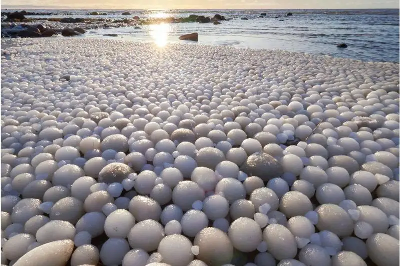 «Ледяные яйца» усеяли пляж в Финляндии