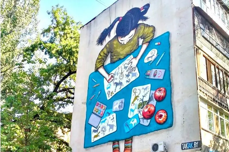 Белорусский художник расписал стену жилого комплекса в Алматы