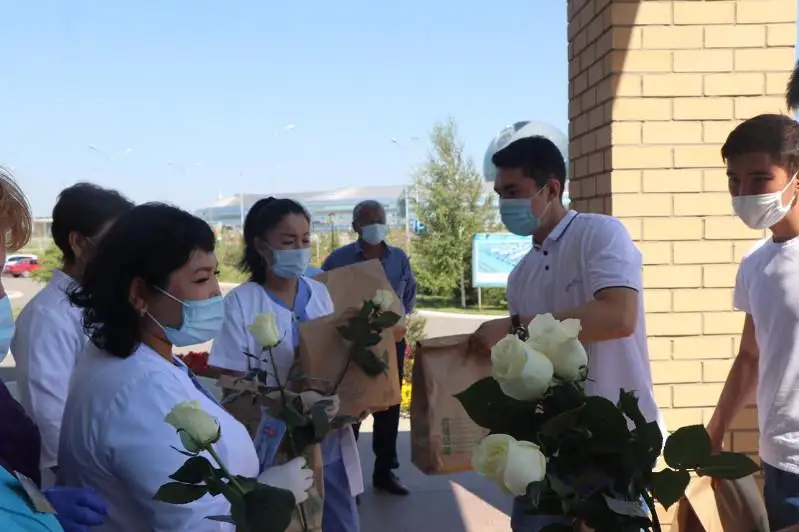 Столичная молодежь раздала 450 «Пакетов благодарности»  медработникам