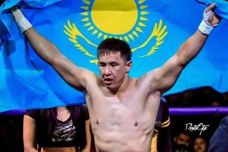 Казахстанский боксер встал после нокдауна и «удосрочил» противника в бою за титулы WBC и WBA