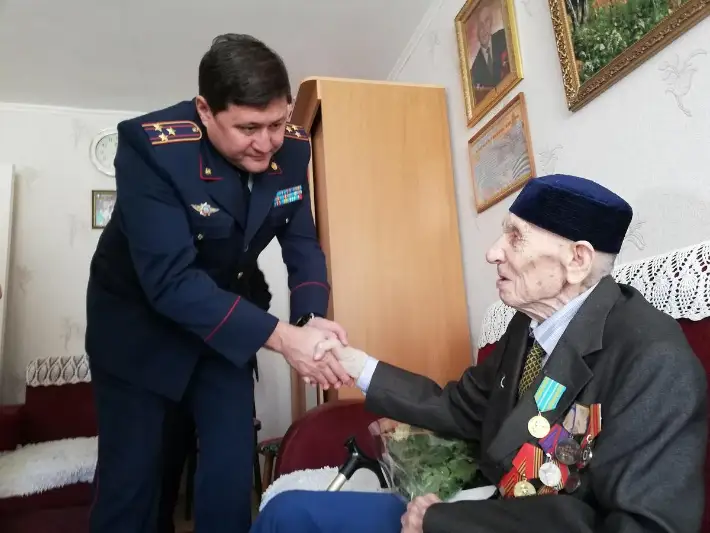 102-летнего ветерана поздравили с Днем пожилых полицейские СКО