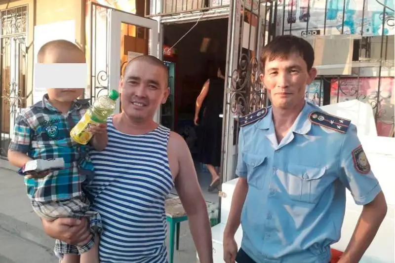 Заблудившегося 4-летнего ребенка вернули родителям туркестанские полицейские