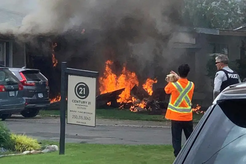 Самолет канадских ВВС врезался в жилой дом, есть жертвы