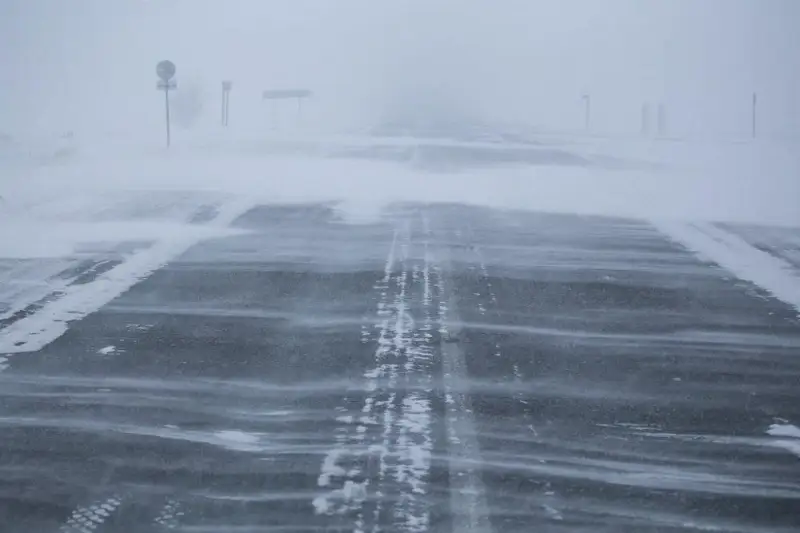 Три павлодарца проигнорировали сообщение о непогоде и застряли на трассе