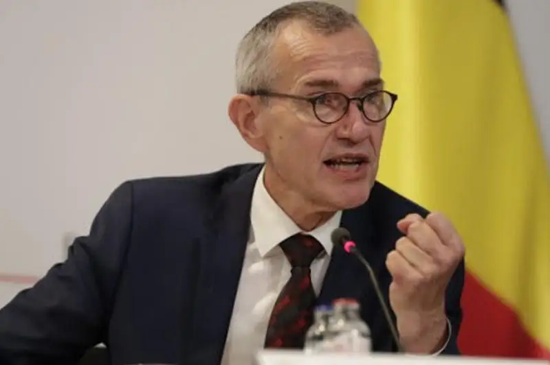 Министр здравоохранения Бельгии призвал жителей не создавать длинные очереди у магазинов