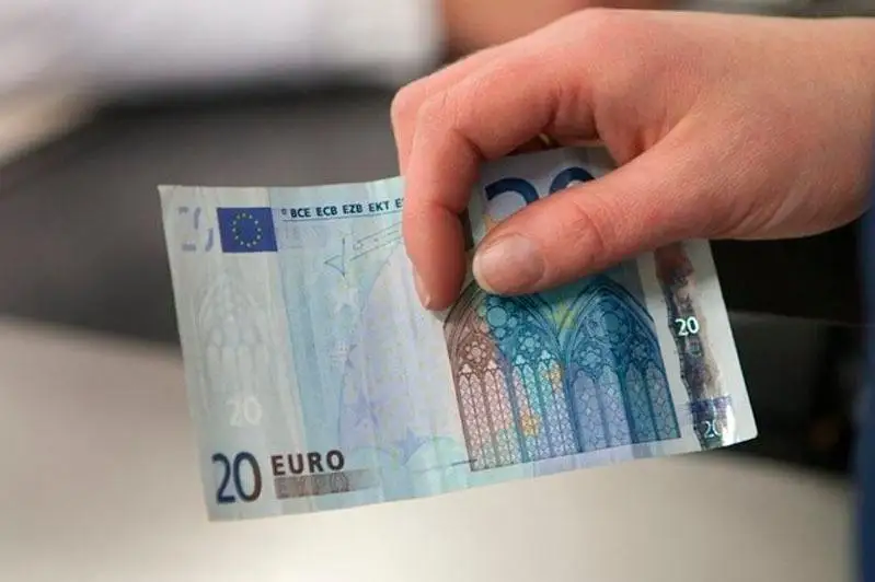 Фальшивые евро сбывали в одном из банков Шымкента