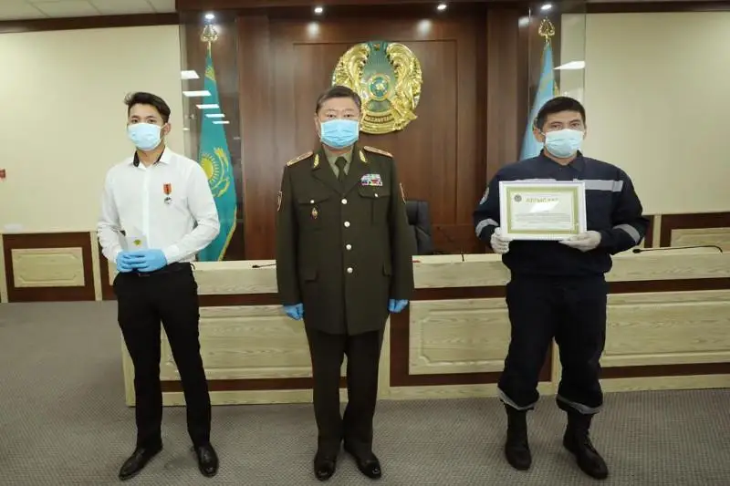 За спасение человека на воде вручили награду от главы МВД 18-летнему алматинцу