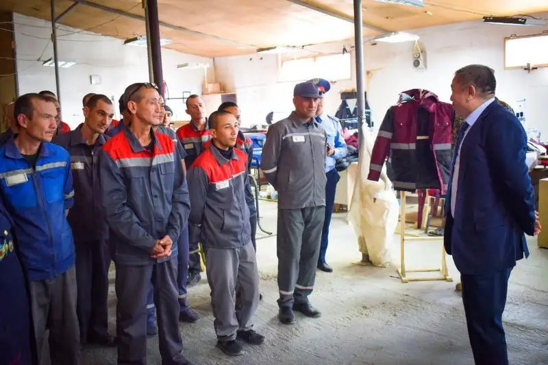 Глава МВД проверил бытовые условия содержания заключенных в Мангистауской области